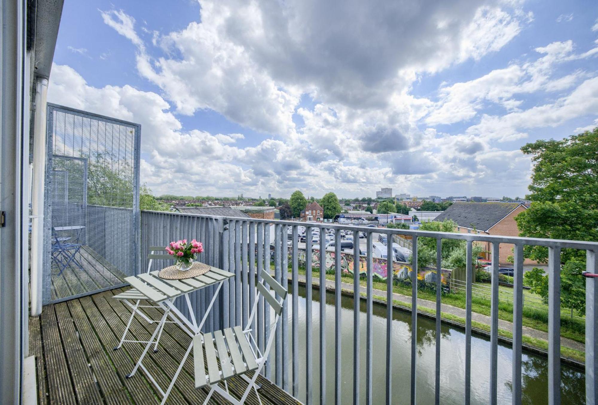 Coventry Large 4-Bed Townhouse By Empower Homes Екстер'єр фото