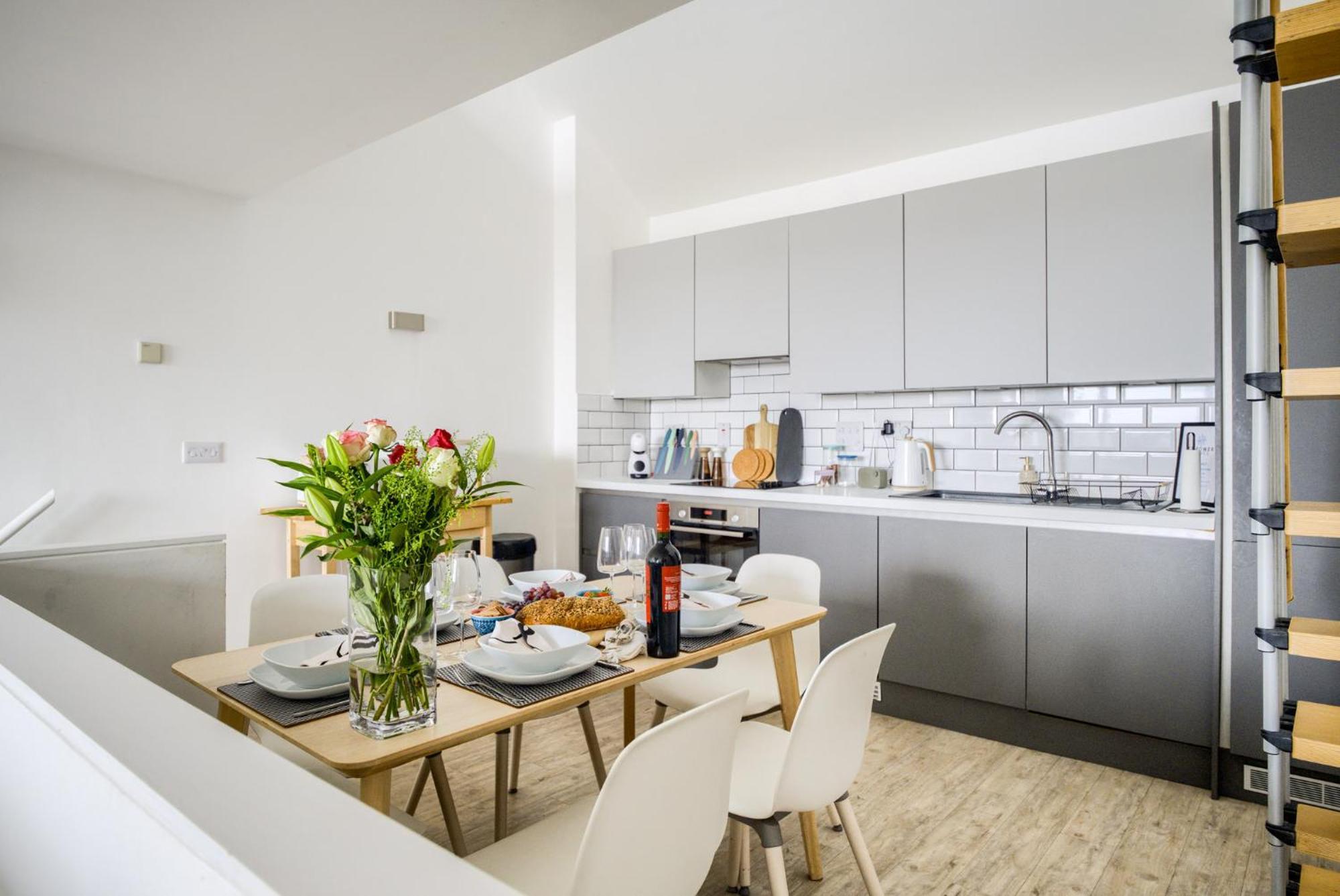 Coventry Large 4-Bed Townhouse By Empower Homes Екстер'єр фото